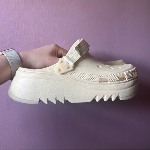 🆕Womens Size 9 Crocs Classic Hiker Escape Clogs - Cream - Picture 2 of 12